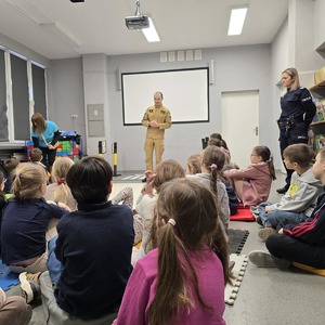 zdjęcie przedstawia strażaka podczas prelekcji