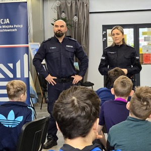 zdjęcie przedstawia policjantów podczas prelekcji