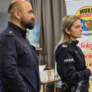 zdjęcie przedstawia policjantów podczas prelekcji