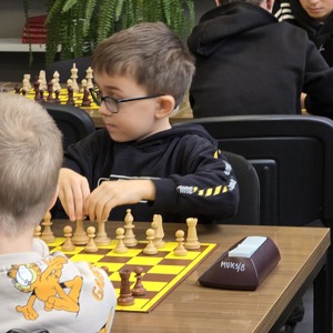 zdjęcie przedstawia dzieci grające w szachy