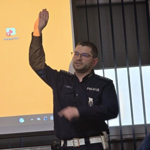 zdjęcie przedstawia policjanta szkolącego strażaków