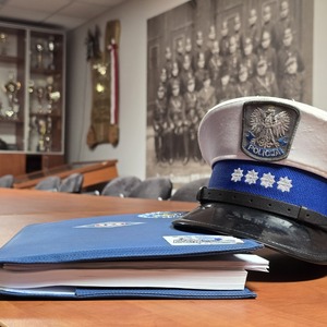 zdjęcie przedstawia czapkę i notatnik policyjny