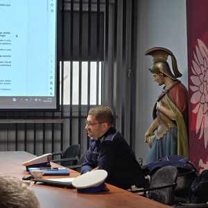 zdjęcie przedstawia policjanta szkolącego strażaków