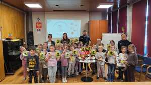 zdjęcie grupowe mundurowych i uczniów