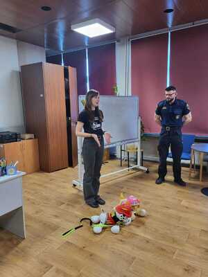 zdjęcie przedstawia pracownika schroniska podczas prelekcji w szkole