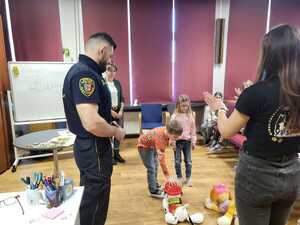 zdjęcie przedstawia strażnika i pracownika schroniska podczas prelekcji w szkole