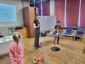 zdjęcie przedstawia pracownika schroniska podczas prelekcji w szkole