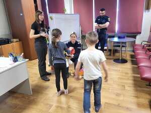 zdjęcie przedstawia mundurowych i pracownika schroniska podczas prelekcji w szkole