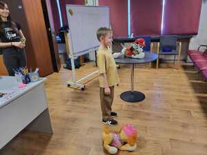 zdjęcie przedstawia pracownika schroniska podczas prelekcji w szkole