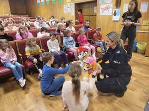 zdjęcie przedstawia mundurowych i pracownika schroniska podczas prelekcji w szkole