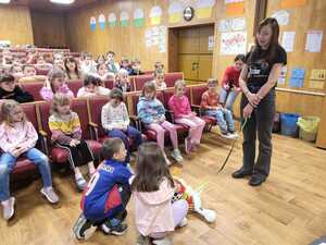 zdjęcie przedstawia mundurowych i pracownika schroniska podczas prelekcji w szkole