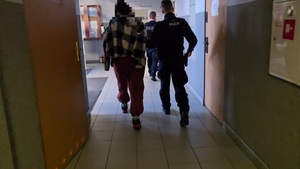 zdjęcie przedstawia czynności wykonane z zatrzymanym rodzeństwem