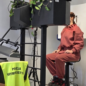 zdjęcie przedstawia czynności wykonane z zatrzymanym rodzeństwem