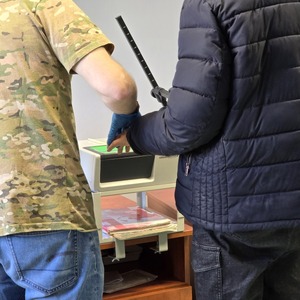 zdjęcie przedstawia czynności wykonane z zatrzymanym rodzeństwem