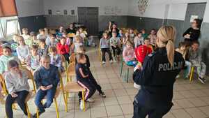 zdjęcie przedstawia policjantkę rozmawiającą z dziećmi