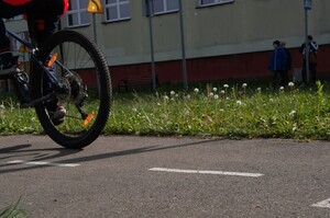 zdjęcie przedstawia osobę na rowerze