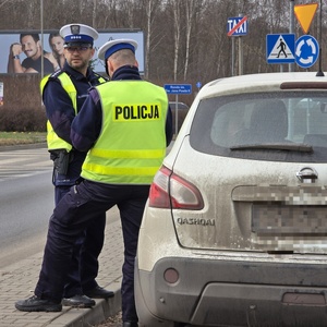 zdjęcie przedstawia policjantów podczas kontroli drogowej