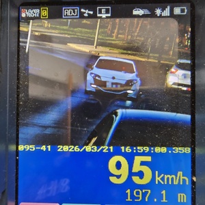 zdjęcie przedstawia urządzenie do mierzenia prędkości na którym wyświetlony jest pomiar