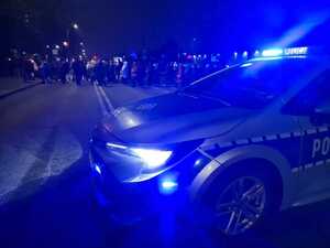 zdjęcie przedstawia radiowóz oraz policjantów zabezpieczających drogi krzyżowe