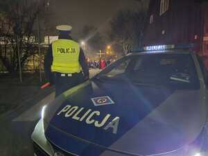 zdjęcie przedstawia radiowóz oraz policjantów zabezpieczających drogi krzyżowe