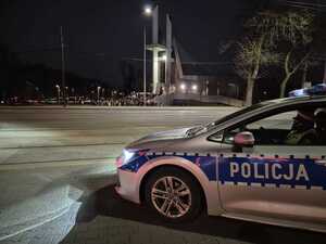 zdjęcie przedstawia radiowóz oraz policjantów zabezpieczających drogi krzyżowe