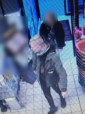 zdjęcie przedstawia mężczyznę jako sprawcę kradzieży rozbójniczej