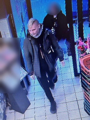 zdjęcie przedstawia mężczyznę jako sprawcę kradzieży rozbójniczej