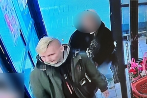 zdjęcie przedstawia mężczyznę jako sprawcę kradzieży rozbójniczej