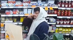 zdjęcie przedstawia wizerunek sprawcy kradzieży