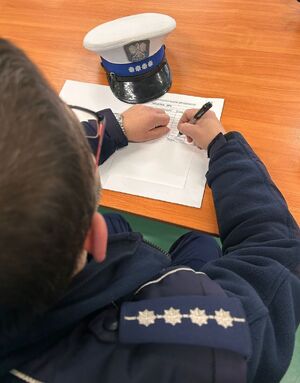 zdjęcie przedstawia policjanta podczas konkursu ruchu drogowego