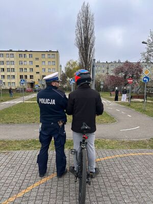 zdjęcie przedstawia policjanta podczas konkursu ruchu drogowego