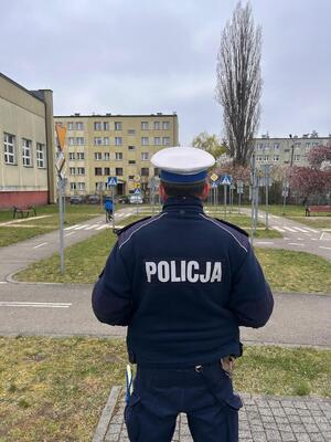 zdjęcie przedstawia policjanta podczas konkursu ruchu drogowego