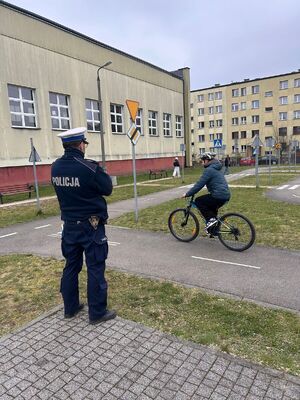 zdjęcie przedstawia policjanta podczas konkursu ruchu drogowego