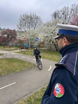 zdjęcie przedstawia policjanta podczas konkursu ruchu drogowego