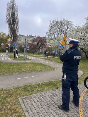 zdjęcie przedstawia policjanta podczas konkursu ruchu drogowego