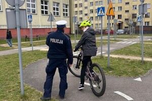 zdjęcie przedstawia policjanta z rowerzystą