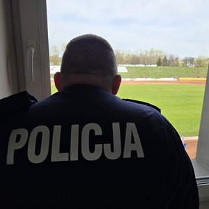 zdjęcie przedstawia policjantów zabezpieczających mecz żużlowy