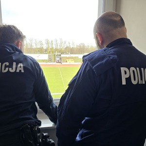 zdjęcie przedstawia policjantów zabezpieczających mecz żużlowy