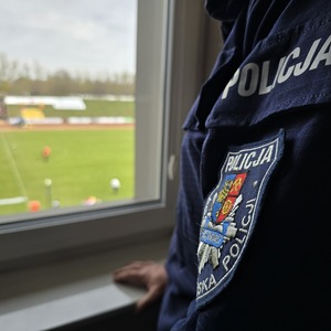 zdjęcie przedstawia policjantów zabezpieczających mecz żużlowy