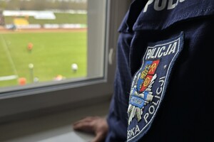 zdjęcie przedstawia policjantów zabezpieczających mecz żużlowy