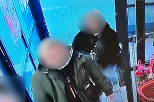 zdjęcie przedstawia mężczyznę jako sprawcę kradzieży rozbójniczej