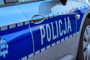 zdjęcie przedstawia napis na radiowozie