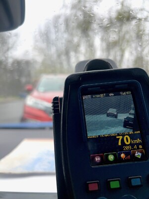 policjant z miernikiem