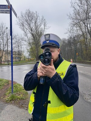 policjant z miernikiem