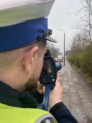 policjant z miernikiem