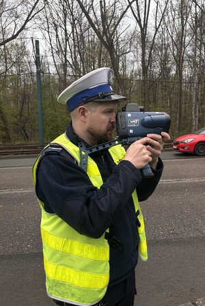 policjant z miernikiem