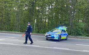 zdjęcie przedstawia policjantów na drodze kierujących ruchem