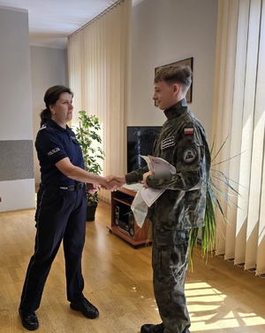 zdjęcie przedstawia panią komendant składającą gratulacje