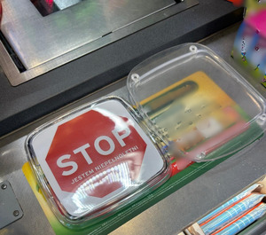 zdjęcie przedstawia dzielnicowych dających podkładkę stop jestem niepełnoletni