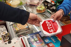 zdjęcie przedstawia dzielnicowych dających podkładkę stop jestem niepełnoletni